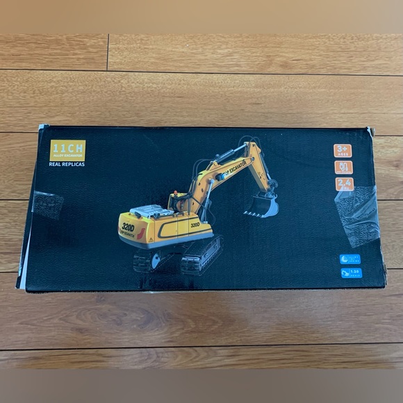 Remote Control Excavator Toy | 11-Channel Metal Construction with Lights, New - Picture 13 of 13